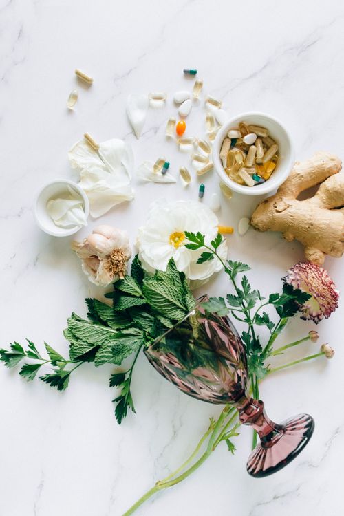Ragam bahan herbal, jahe, daun, dan suplemen untuk edukasi kesehatan alami