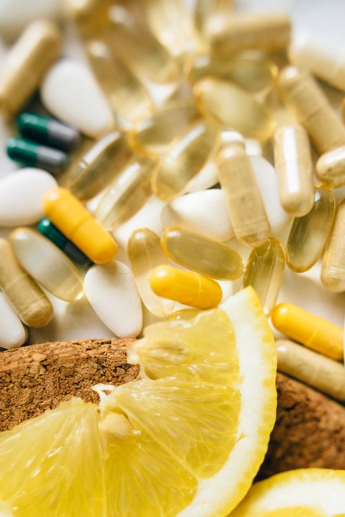 Ilustrasi vitamin, mineral, dan bahan pangan untuk edukasi suplemen